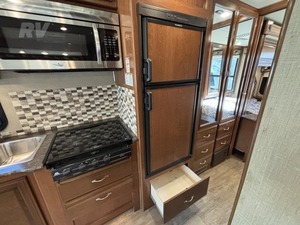 Autocaravana FLEETWOOD RV FLAIR 31A, Modelo 2017, Usada, de Alto Rendimiento, 36 pies de Largo, 2000 kg de Carga Útil, Color Oscuro, en Venta - Product Image 4