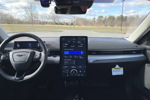 รถเอสยูวี ฟอร์ด มัสแตง แมค-อี เอเอชดี ปี 2021 ขับเคลื่อนสี่ล้อ แบตเตอรี่ลิเธียม ยาง R18 เบาะหนัง มอเตอร์ขับเคลื่อนคู่ กล้องมองหลัง หลังคาซันรูฟแบบพาโนรามา - Product Image 4