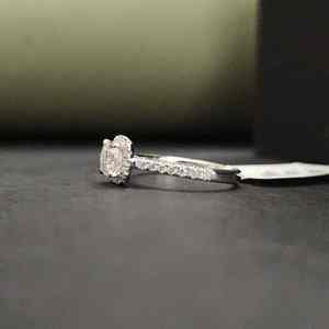 Anillo de Compromiso de Lujo con Moissanita Corte Cojín, Certificado IGI, Engaste Pavé Moderno, Plata de Ley 925, Joyería Exclusiva - Product Image 3