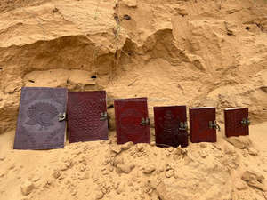 Nuevos diarios de bloqueo de cierre de bronce de cuero en relieve con herramientas manuales reales, diarios de Poesía de viaje con bloqueo de cuero Vintage tradicional bohemio - Product Image 4