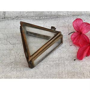 กล่องเครื่องประดับโลหะวินเทจทรงสามเหลี่ยมอุปกรณ์จัดระเบียบที่ทันสมัยและมีสไตล์สำหรับบ้านห้องนอนโต๊ะเครื่องแป้งสำนักงานและใช้ในชีวิตประจำวัน - Product Image 3