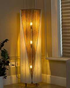 Lampe de sol triangulaire moderne en roseau |   Lampe d'angle en fibre tissée naturelle |   Lampe à colonne texturée contemporaine - Product Image 1