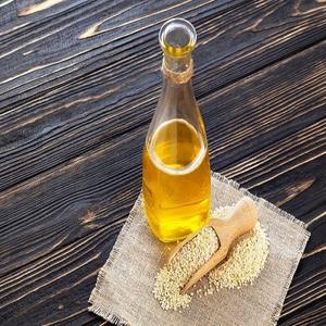 Compre aceite de sésamo de calidad superior Oferta al por mayor Precio de fábrica Perfecto para cocinar Aceites de masaje de aromaterapia y cuidado de la piel - Product Image 2