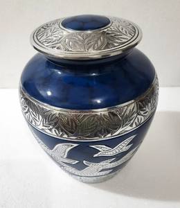 Urnes de crémation en laiton de frontière de conception en relief de couleur bleue pour les cendres adultes humaines urne commémorative de crémation pour les cendres humaines - Product Image 2