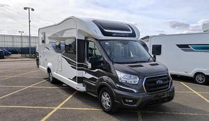 Autocaravana Gris de Aluminio Estilo Caravana para 4-6 Personas con Cama, Baño, Cocina, Aire Acondicionado y Sistema de Entretenimiento - Product Image 2