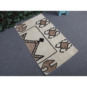 Tapis turc vintage en laine, 1,9 x 3,1 pieds, petit format, patchwork blanc écologique avec envers en latex - Product Image 1