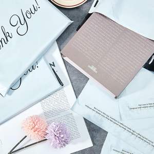 Bolsas de polietileno para envíos Thank You de 32x40cm con asa y cierre autoadhesivo, diseño impreso en blanco y negro - Product Image 5