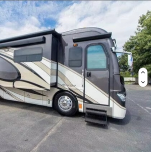 SUV américain abordable 2016 American Coach Revolution 39A, conduite à gauche, 50 000-75 000 milles, 200-250 ch - Product Image 1