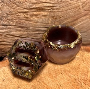 Accessoires de salle de bain d'art en résine époxy Distributeur de savon durable et fiable fabriqué à la main avec ensemble de salle de bain complet disponible à la vente - Product Image 5