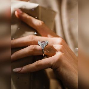 Anillo de Compromiso de Diamante Talla Esmeralda de Lujo, Engaste de Platino, Precio de Fábrica, Proveedor Mayorista - Product Image 1