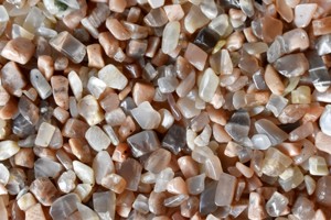 Venta al por mayor de mezcla de piedras de luna de forma irregular de 1 kg, chips de piedras preciosas naturales curativas para decoración, fabricación de joyas y arte. - Product Image 4