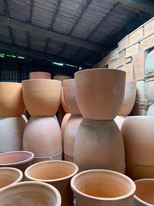 Jardinière en terre cuite vintage du Vietnam poterie antique non émaillée avec pot de jardin artisanal et soucoupes pour un usage domestique - Product Image 4