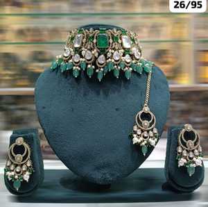 Conjunto de pendientes de collar de perlas de Gargantilla Kundan de tono dorado tradicional y de moda de lujo indio con Mangtikka para mujeres y niñas - Product Image 2