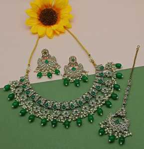 ชุดสร้อยคอและเครื่องประดับสำหรับผู้หญิงต่างหูแบบห้อยประดับมุก & kundan แบบดั้งเดิมชุบทองดีไซน์ใหม่ - Product Image 2