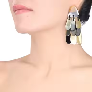 ต่างหูหนังวัวฮอร์นสำหรับหญิงสาว100% ธรรมชาติเป็นมิตรต่อสิ่งแวดล้อมด้วยงานฝีมือรูปพระจันทร์เสี้ยว - Product Image 3