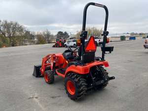 Tracteur à roues motrices Mini Kioti CS2220 22HP 4WD NEUF/OCCASION avec chargeur arrière et tondeuse pour l'agriculture et l'utilisation en jardinage - Product Image 3