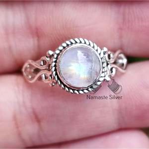 Bague pour homme en argent sterling avec pierre de lune arc-en-ciel bohème faite à la main, bijoux en pierres précieuses naturelles pour elle - pour anniversaire, Noël - Product Image 2