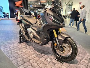 Maxi-scooter sport de type aventure ADV350 350cc d'occasion, finition noire mate, vitesse maximale supérieure à 80 km/h, motos à vendre - Product Image 5