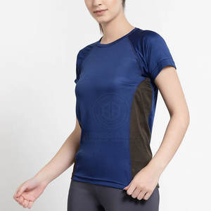 เสื้อยิมที่ให้ความสบายระบายอากาศได้ดีและให้ความรู้สึกเบาสบาย พร้อมสัมผัสภายในที่นุ่มนวลและทรงที่สมดุล - Product Image 1