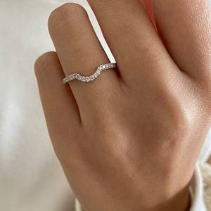 แหวนแต่งงานเพชรแบบโค้งโมอิสซาไนท์ครึ่งวงสำหรับเจ้าสาวแบบเรียบง่ายหรือสายครบรอบสีทองหรือสีเงิน - Product Image 3