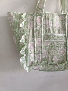 Bolsa de Mano Acolchada de Algodón con Estampado Floral Sage, con Correa para el Hombro, Moderna, para Viajes y Envíos, con Bolsillo - Product Image 3