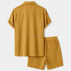 ชุดเซ็ตผู้ชายแบบ OEM ผ้าริบสีเหลืองมัสตาร์ด เสื้อแขนสั้นเนื้อผ้ามีลายและกางเกงขาสั้น ชุดลำลอง 2 ชิ้น - Product Image 2