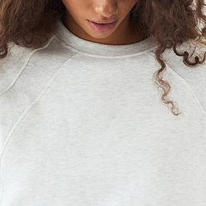 Sweat-shirt pour femme avec logo personnalisé, manches longues, design à revers côtelés, tissu douillet en polaire, col rond pour plus de confort - Product Image 2