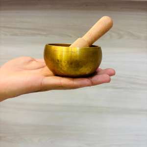 Cuenco tradicional de metal de bronce con temática Budista para terapia de sonido y curación de chakras - Product Image 1