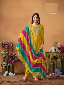 Nueva colección de trajes de seda para mujer Venta en línea de ropa india y paquistaní con detalle de barbilla elegante - Product Image 2