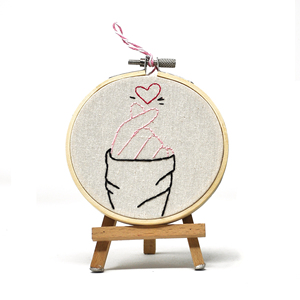 Cercle à broder artisanal « Pocket Heart » inspiré du K-Pop – Bambou 10 cm – Décoration minimaliste cœur coréen – Cadeau esthétique mignon - Product Image 1