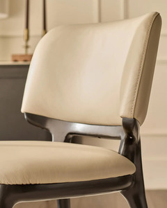 Chaise de salle à manger Olivia moderne en cuir PU rembourrée avec pieds en bois massif pour salles à manger et salons - Product Image 4