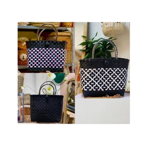 Sac à main en PVC de qualité supérieure Coque étanche sur le thème de l'océan pour les voyages de yachting et le glamour au bord de la piscine offrant un confinement des odeurs - Product Image 2