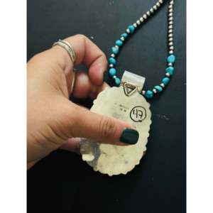 Colgante de Piedras Múltiples Hecho a Mano por Artistas Navajo, Joyería Cultural Coleccionable de Plata Esterlina - Product Image 5