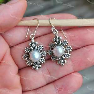 Pendientes Colgantes de Plata de Ley 925 con Perlas de Agua Dulce, Joyería Floral Hecha a Mano, Regalo de Piedra de Nacimiento de Junio, Diseño Elegante de Flor - Product Image 4