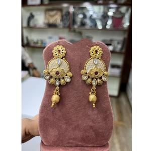 Pendientes tradicionales de alta calidad Royal Rajwadi Glow Jhumka joyería de latón chapada en oro para mujeres para bodas y fiestas - Product Image 1