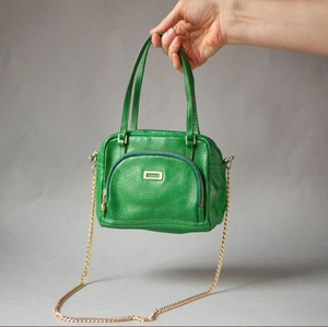 Un sac fourre-tout en cuir marron structuré avec un médaillon circulaire usiné à la main et une fermeture à boucle décorative - Product Image 4