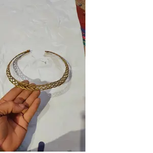 定制的疯狂黄铜金属项链，由黄铜金属板手工制作，是部落珠宝和时尚配饰商店的理想选择