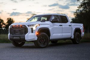 A YOTA TUNDRA TRD PRO CREW MAX SPORT V6 3.5L 12.01/100KM 5 posti cambio automatico - Product Image 5