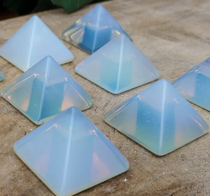 Venta al por mayor Opalite pirámide tallada a mano Feng Shui Reiki energía decoración increíble piedra preciosa curación cristal recuerdo venta en línea - Product Image 5