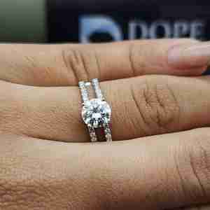 Nouvelle bague de fiançailles élégante à double bande en moissanite taille brillant 1,8 carat, en argent sterling 925, certifiée IGI, sertie pavé, tendance - Product Image 6