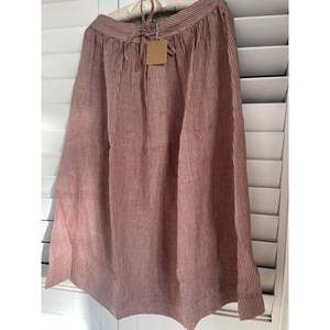 Falda de Lino Tejida a Mano DVE ISHA con Bordado Floral, Cintura Elástica con Cordón Ajustable, Volantes y Estampado de Rayas Carmesí, Talla XS para Primavera - Product Image 1