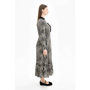 Vestido Corto Casual Negro con Patrón Bordado, Cierre de Cremallera y Detalles Calados - Product Image 2