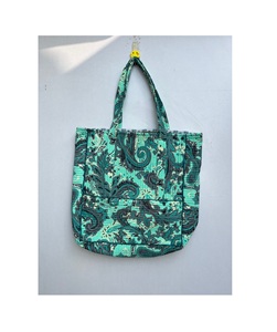 Sac de créateur pour femme réversible en soie coton Kantha matelassé à motif floral sac fourre-tout décontracté à fermeture ouverte à deux poignées - Product Image 6