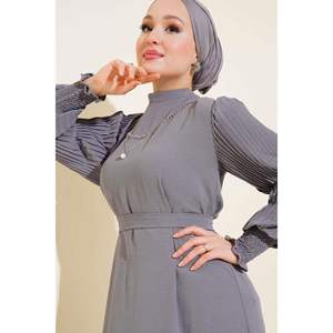 Robe de soirée plissée à manches grises - Product Image 1