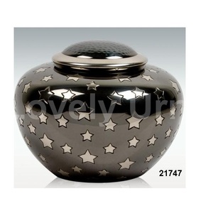 Urna de diseño de estrella grabada, urna conmemorativa para cenizas humanas - Product Image 1