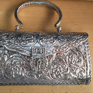 Bolso de Mano de Novia de Latón con Acabado Antiguo Plateado de Diseño Artesanal para Eventos Especiales y Ocasiones Elegantes - Product Image 1