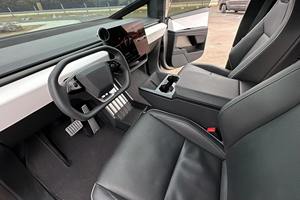 Camioneta Coupé 2024, Tracción en las Cuatro Ruedas, Bajo Kilometraje, Caja de Cambios Automática, Volante a la Izquierda, Asientos de Cuero Oscuro, Motor Turbo Gasolina/Eléctrico - Product Image 5