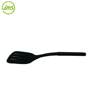 Espátula giratoria ranurada de nailon antiadherente hecha en Vietnam, utensilio de cocina de primera calidad - Product Image 4