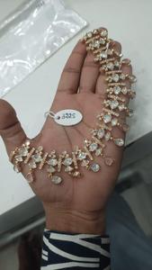 Ensemble de collier et boucles d'oreilles en laiton doré à la mode | Pierres de poire élégantes et perles, parfaites pour les mariées, les mariages et les célébrations de fête - Product Image 6