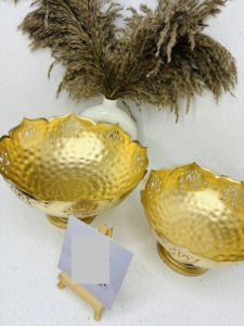 Bol de service en laiton en métal de luxe de haute qualité Design de fleurs perforées martelées personnalisé Base de table à dîner écologique - Product Image 4